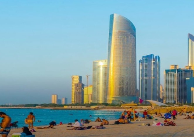 Paseo al atardecer junto al agua