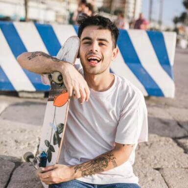 Hombre seguro y atractivo